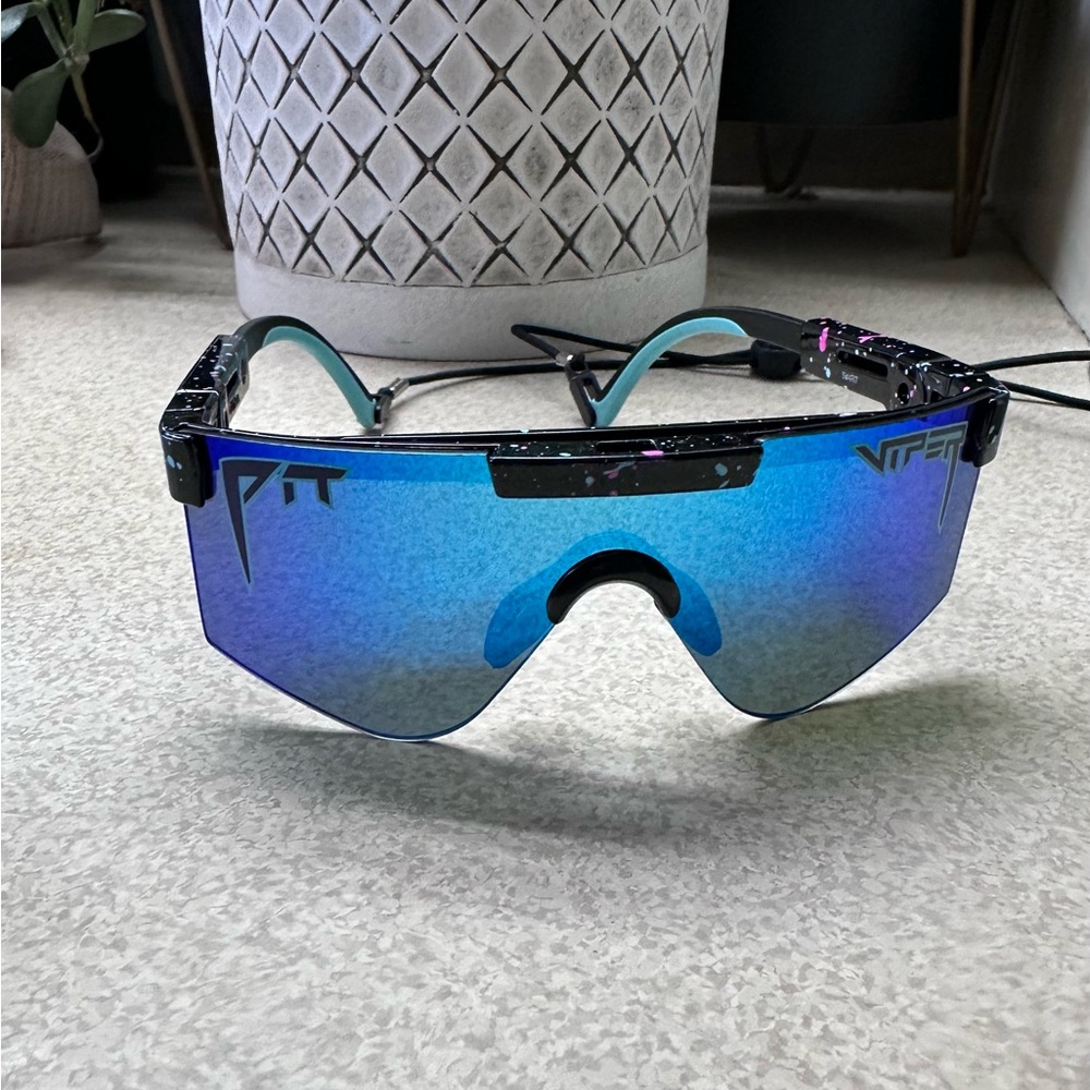 Pit Viper ‘Midnight Junior’ sunglasses for youth. With neck strap.